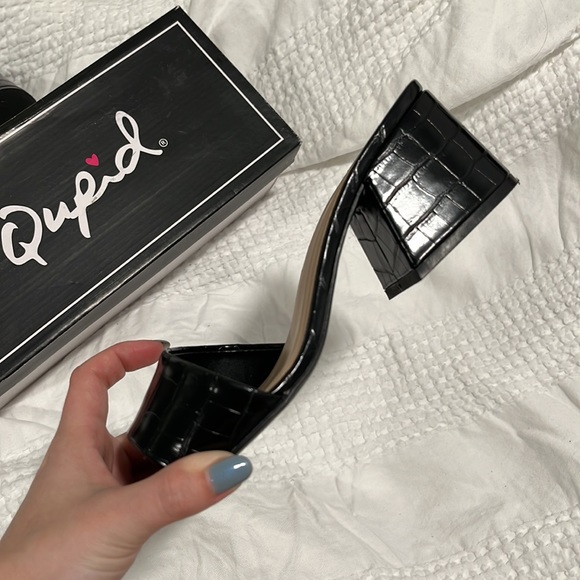 Qupid Black Croc Katen Mule - Picture 2 of 5